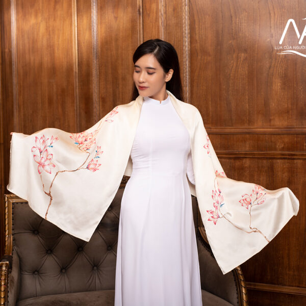 Khăn choàng lụa vẽ Hoa mộc lan màu be – Quà Việt Nam cao cấp