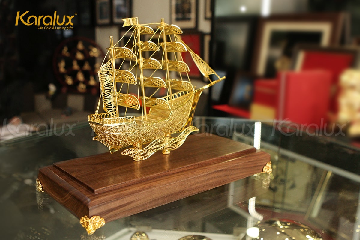 mo-hinh-thuyen-buom-thuan-buom-xuoi-gio-ma-vang.jpg Mô hình thuyền buồm bằng bạc, mạ vàng 24K - MHB-0003-C13 - Image 1