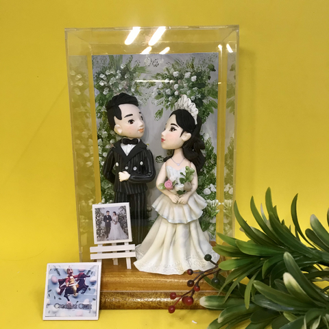 qua-luu-niem-tuong-chibi-3d-257.png Hộp mica đế gỗ 2 người - Image 1