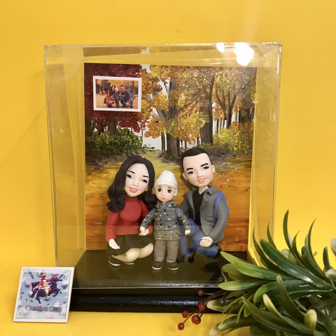 qua-luu-niem-tuong-chibi-3d-297.png Hộp mica đế gỗ 3 người - Image 1