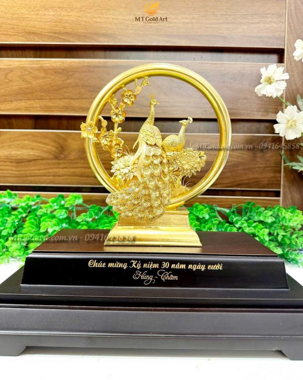 qua-tang-ky-niem-30-nam-ngay-cuoi-anh-hung-chi-cham-tuong-doi-cong-nhan-dat-vang2-600x752-1.jpg Tượng chim công và hoa mẫu đơn dát vàng – Mẫu 1 (21x14x28cm) - Image 1