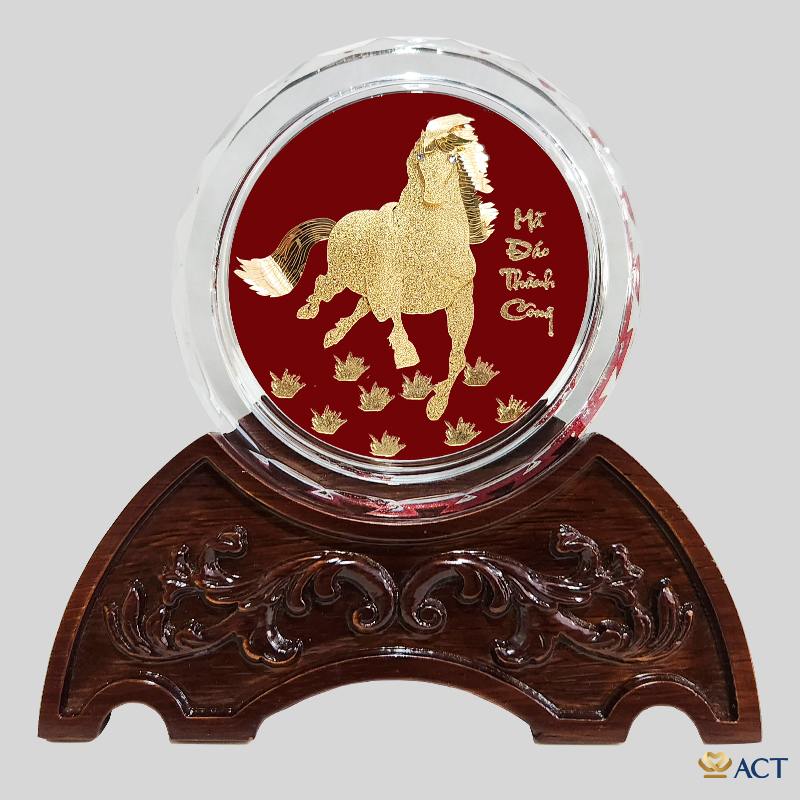 qua-tang-pha-le-chan-giay-ngua-act-10-0029_875f86f5395046d5a04d664c25dd974a.jpg Quà tặng Chặn Giấy Ngựa Pha Lê Vàng Lá 24k ACT GOLD ISO 9001:2015 (Mẫu 4) - Image 1