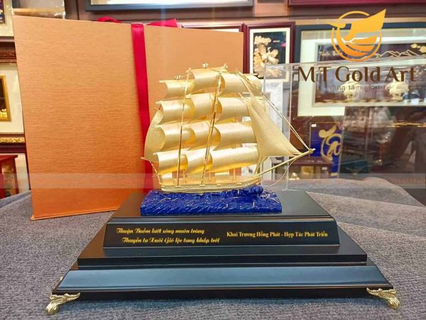 qua-tang-sep-len-chuc-mo-hinh-thuyen-dat-600x450-1.jpg Mô hình thuyền dát vàng 24K - Image 1