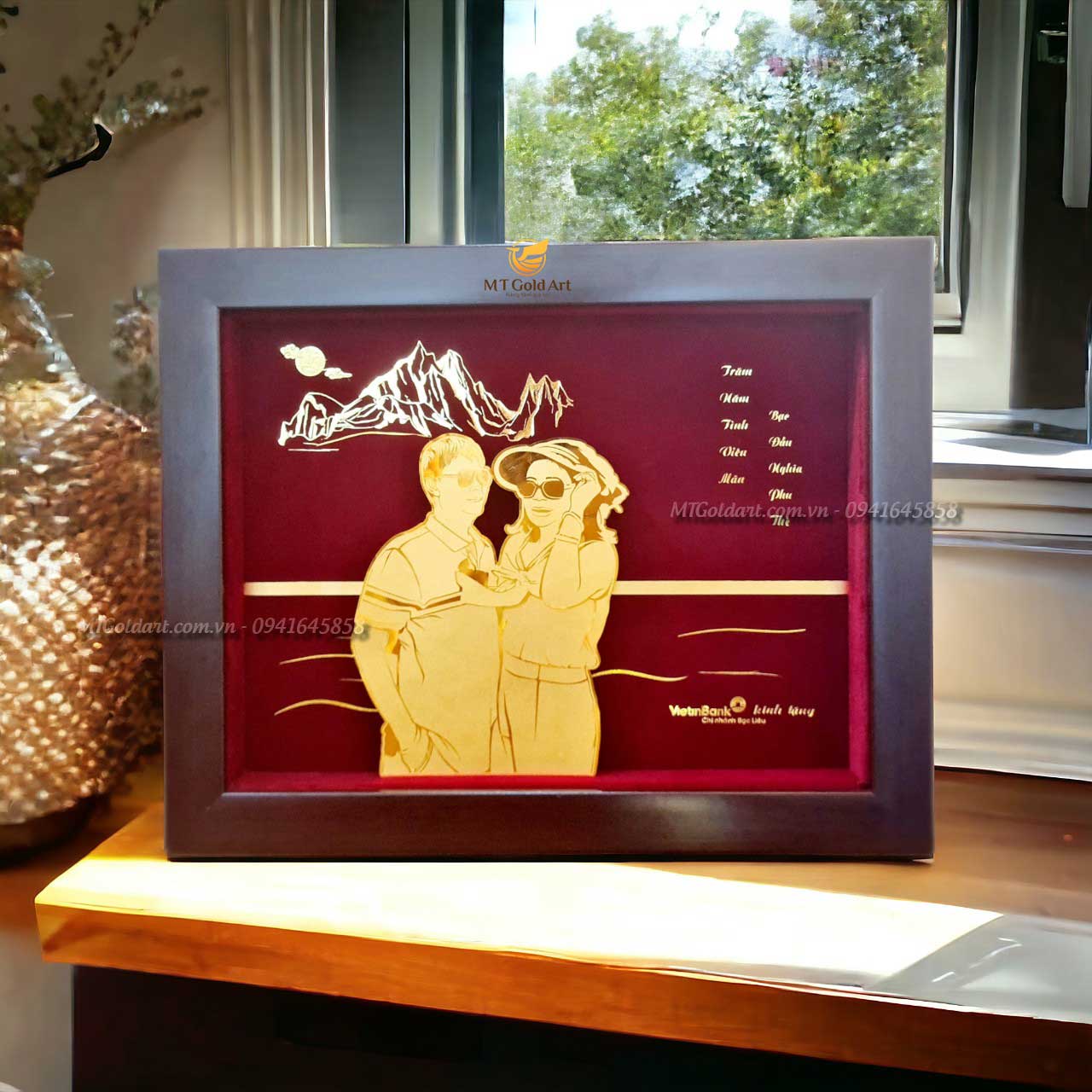 Qua tang doanh nghiep, khach hang, su kien dat vang cao cap, y nghia tai thanh pho ho chi minh Tranh Chân Dung Cặp Đôi Thiết Kế Theo Yêu Cầu (27x34cm) - Image 1