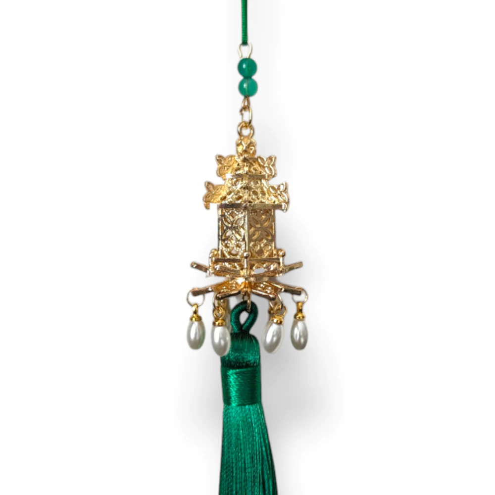charm-pagoda-emerald.jpg.webp Charm Ngôi Đền Treo Cây Tết Gắn Ngọc Trai và Tua Rua Màu Xanh Ngọc Lục Bảo 18cm - Image 1