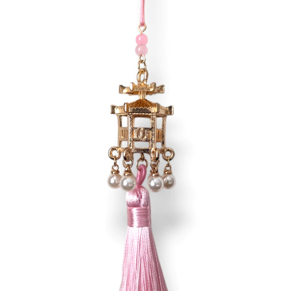 charm-pagoda-lightpinkpearl.jpg.webp Charm Ngôi Đền Treo Cây Tết Gắn Ngọc Trai và Tua Rua Hồng Nhạt 18cm - Image 1