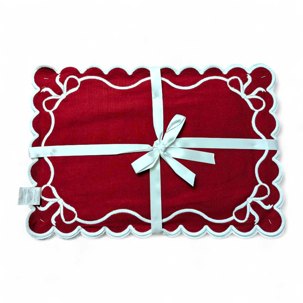 plam-redwhi.jpg.webp Bộ 4 Placemat Lót Đĩa Màu Đỏ Thêu Viền Trắng – Hiệu Homewear - Image 1