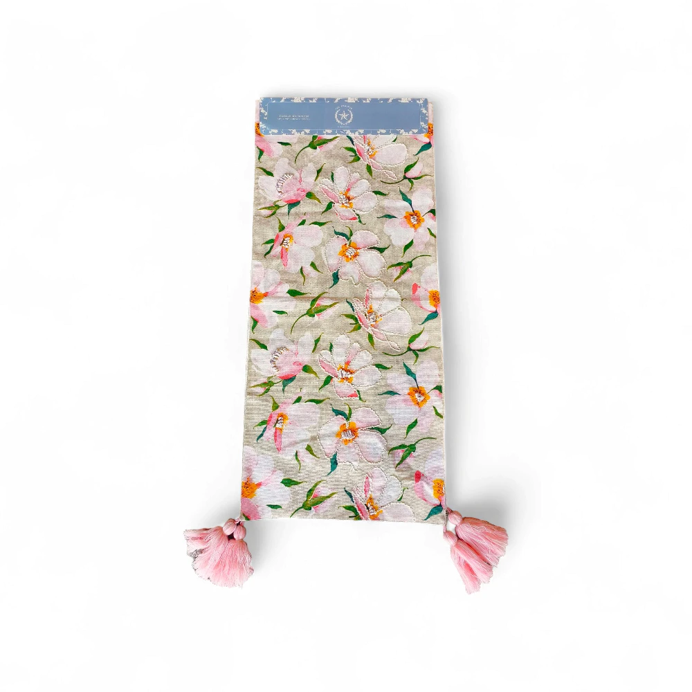 tbrn-theprairie-magnolia.jpg.webp Trải Giữa Bàn Tablerunner Hoa Mộc Lan 40x182cm – Hiệu The Prairie (US) - Image 1