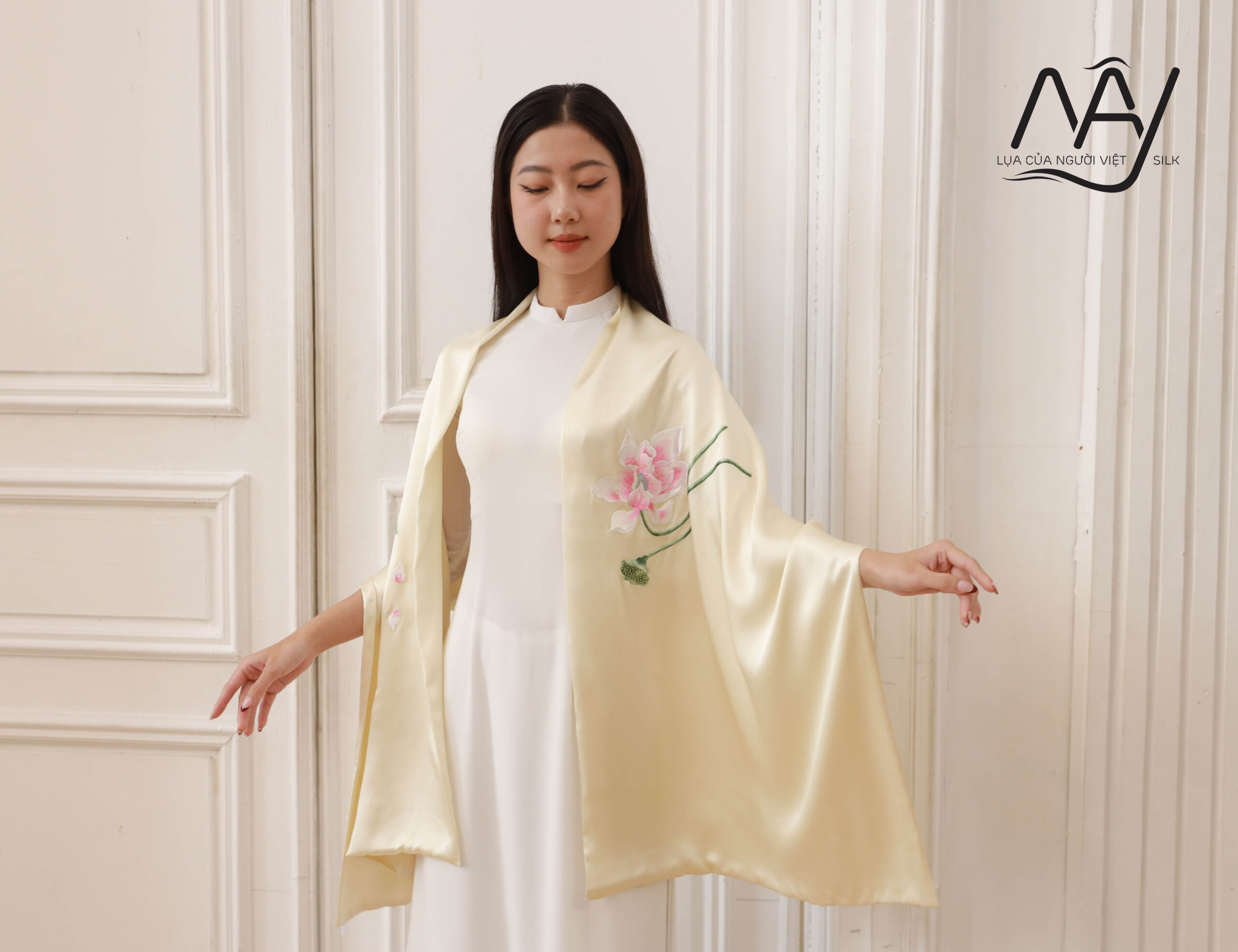 khan-choang-lua-cao-cap-theu-hoa-sen-mau-be-55.jpg Khăn choàng lụa thêu tay hoa sen màu be – Quà Việt Nam cao cấp - Image 1