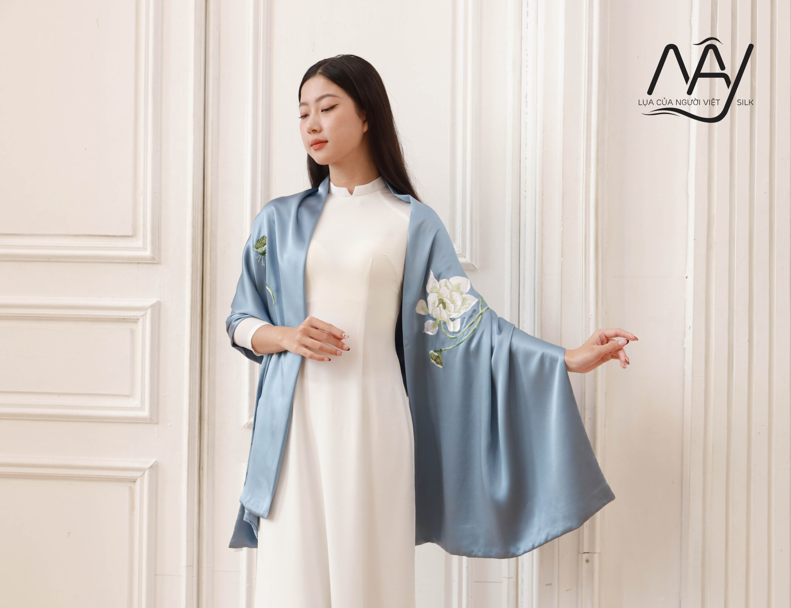 khan-choang-lua-theu-tay-hoa-sen-mau-xanh.jpg Khăn choàng lụa thêu tay hoa sen màu xanh lam – Quà Việt Nam đậm dấu ấn - Image 1