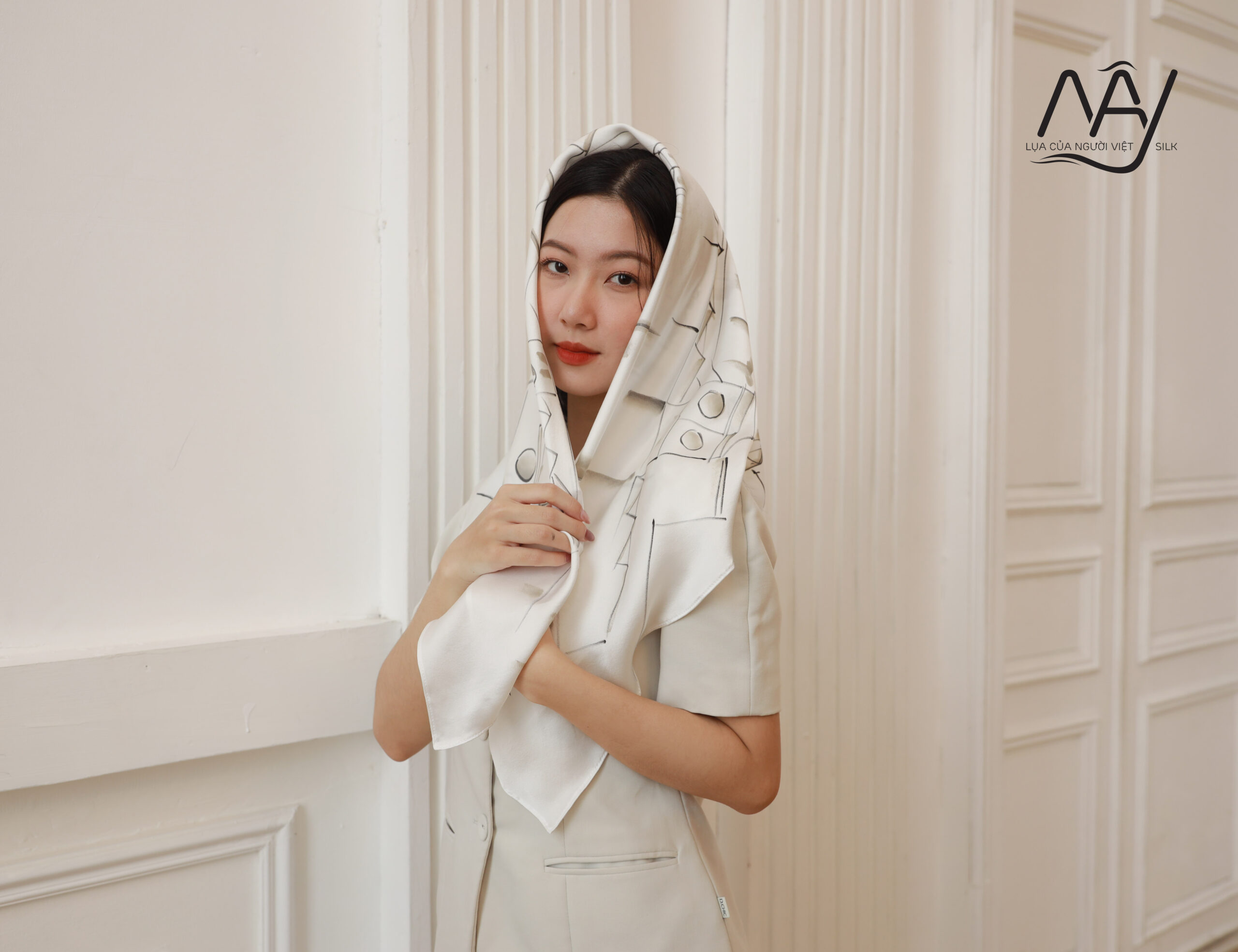 khan-choang-lua-to-tam-ve-tay-sai-gon-ms1-1.jpg Khăn choàng lụa tơ tằm vẽ tay Sài Gòn – MS1 - Image 1