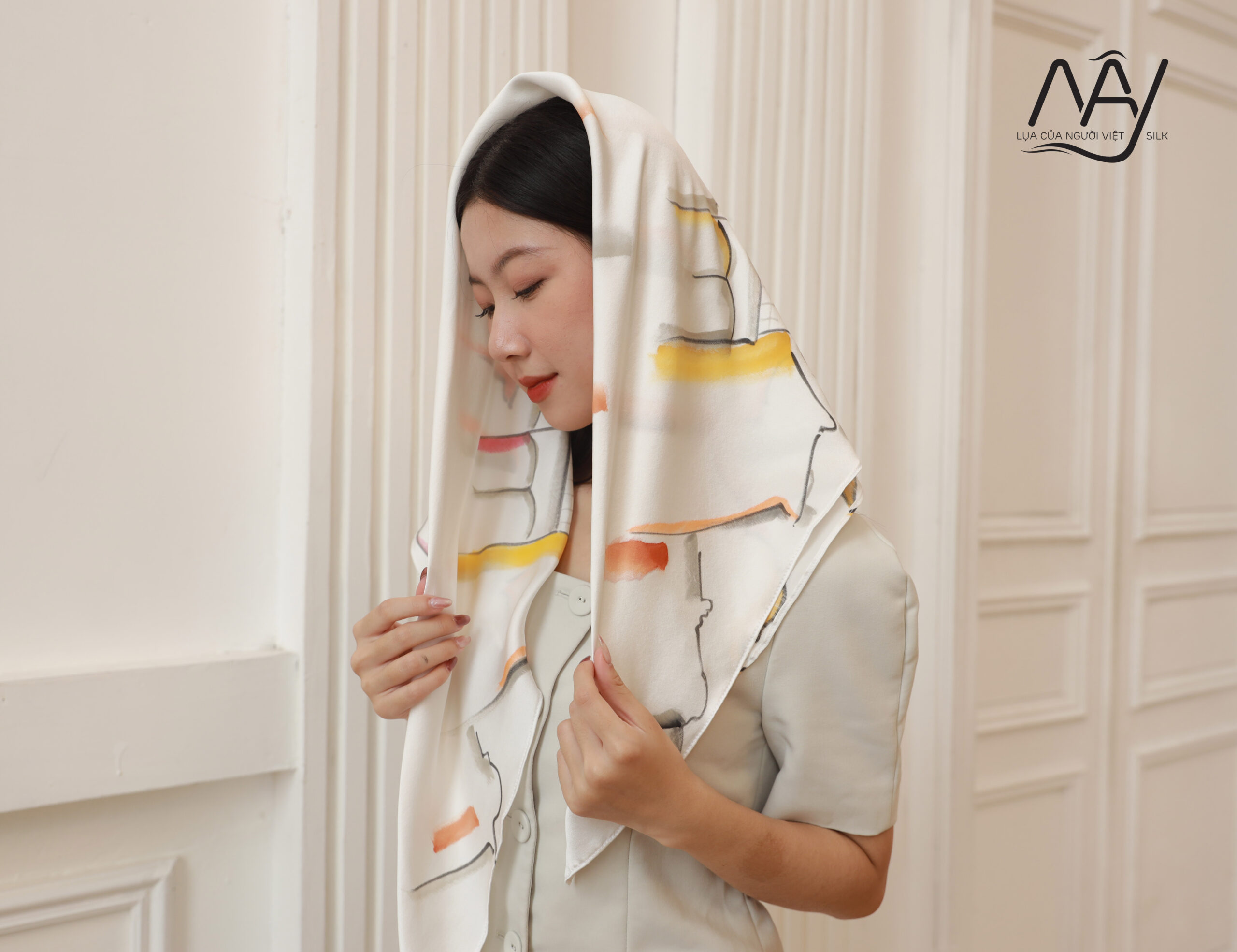 khan-choang-lua-ve-tay-hoi-an-ms1.jpg Khăn choàng cổ lụa cao cấp vẽ tay Phố Cổ Hội An – MS1 - Image 1