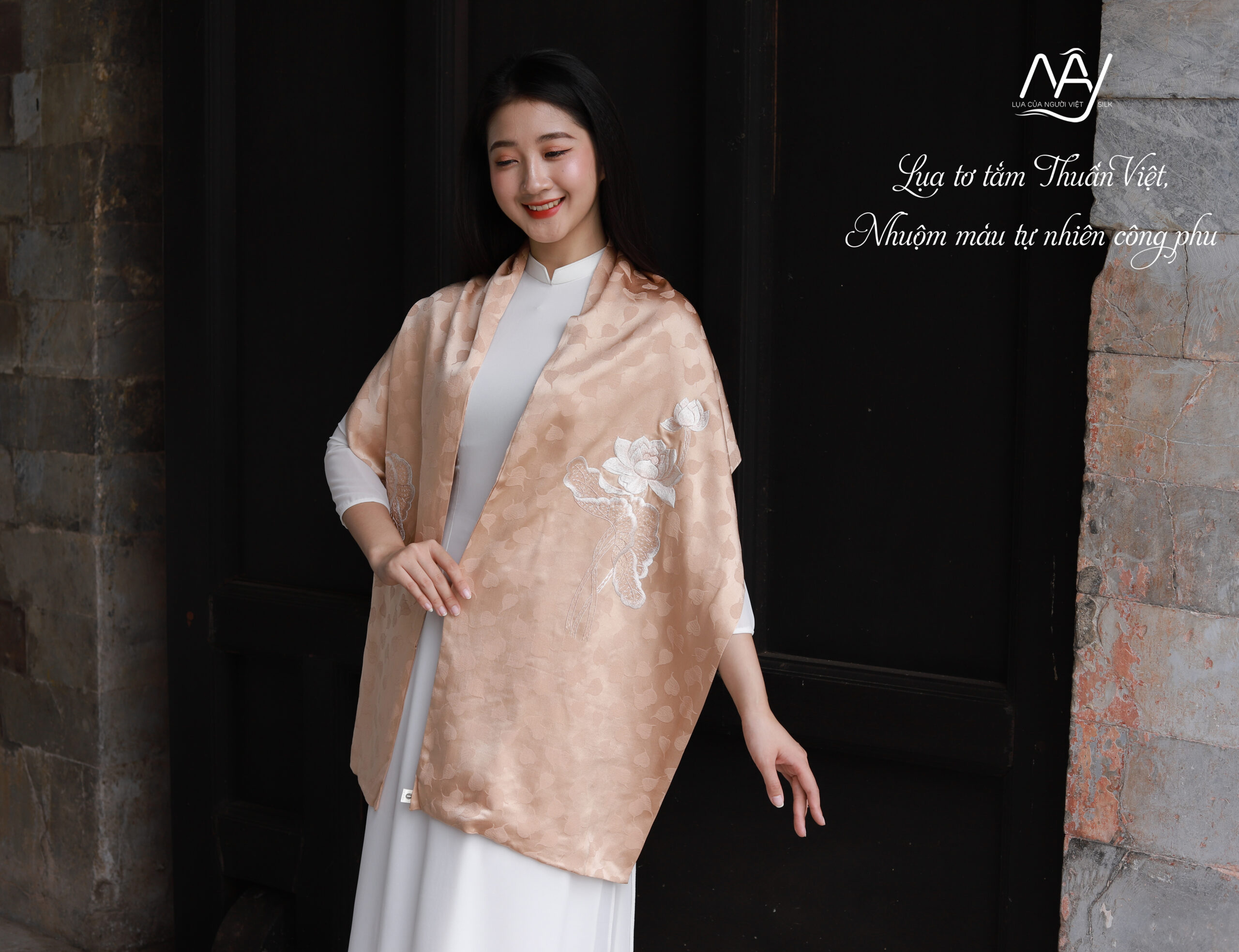 khan-lua-cao-cap-nhuom-mau-tu-nhien-theu-tay-hoa-sen-mau-hong-da.jpg Khăn lụa thêu hoa sen nhuộm tự nhiên màu hồng da – Quà tặng ngoại giao cao cấp - Image 1