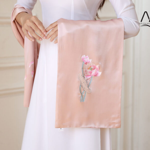 Khăn lụa thêu hoa sen màu hồng MS5