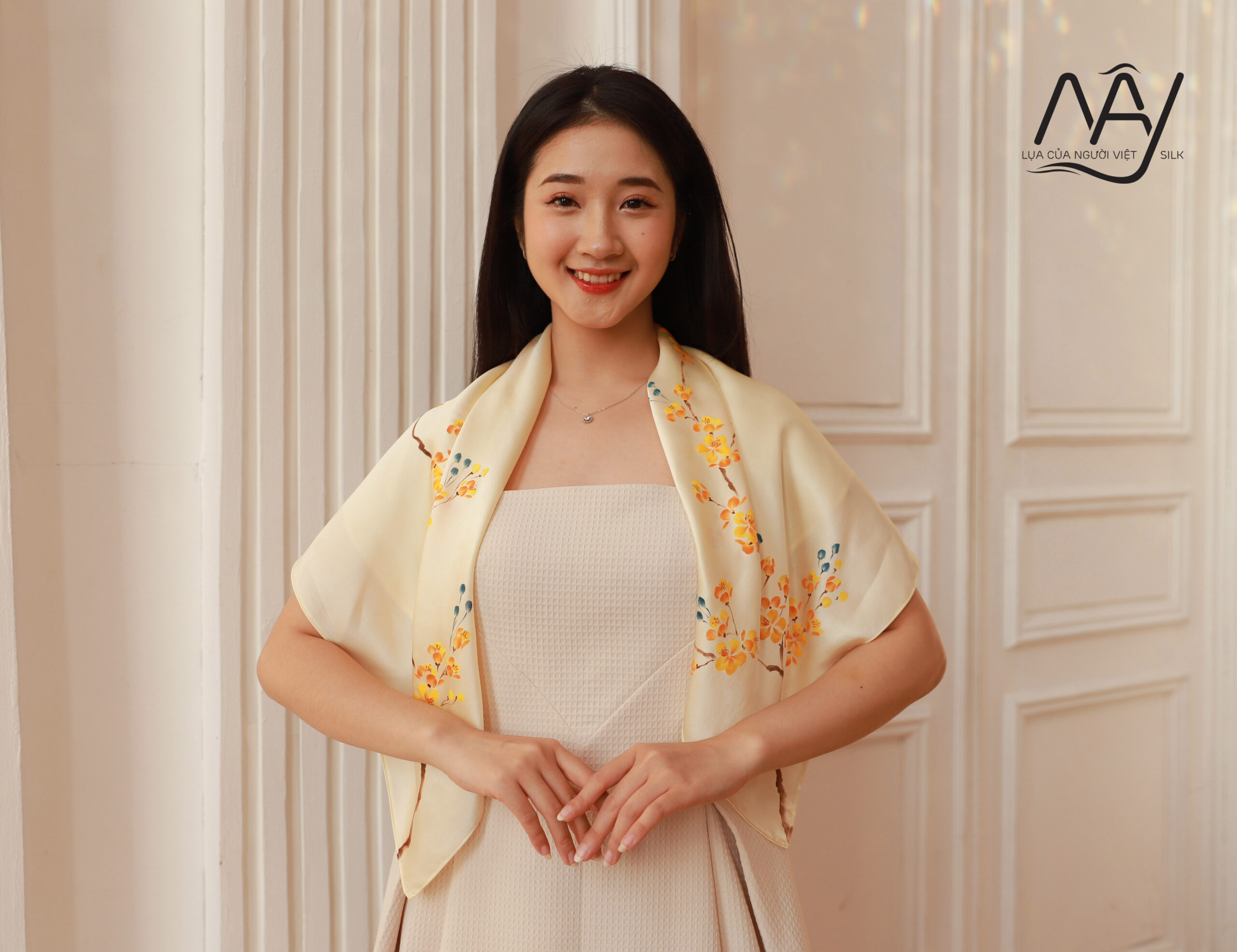 khan-lua-cao-cap-ve-tay-hoa-mai-mau-be-8585.jpg Hand-painted Vietnamese silk scarf with beige apricot flowers – High-class Vietnamese gift - Image 1