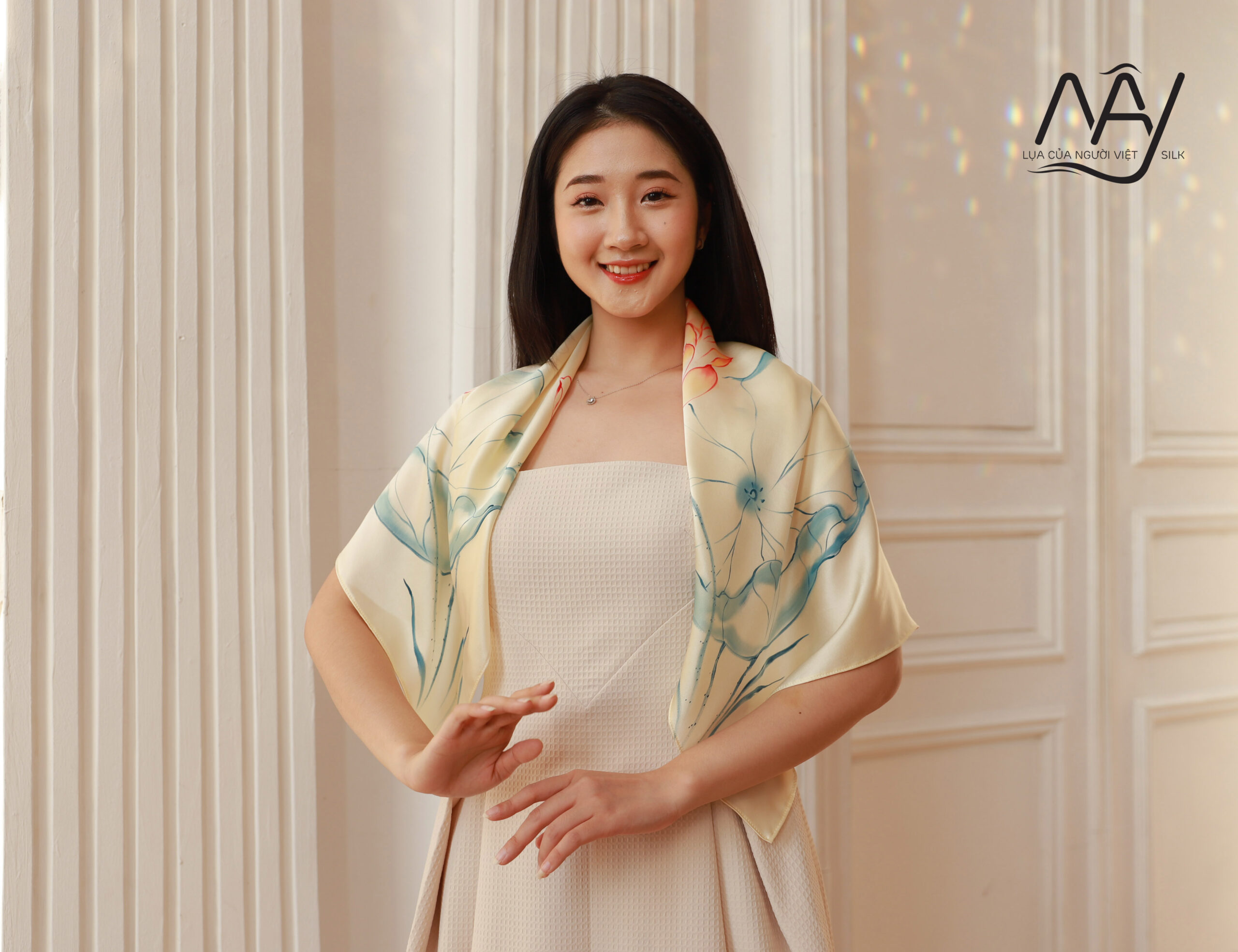 khan-lua-cao-cap-ve-tay-hoa-sen-mau-be-8585.jpg Khăn lụa Việt Nam vẽ tay hoa sen màu be – Quà Việt Nam cao cấp - Image 1