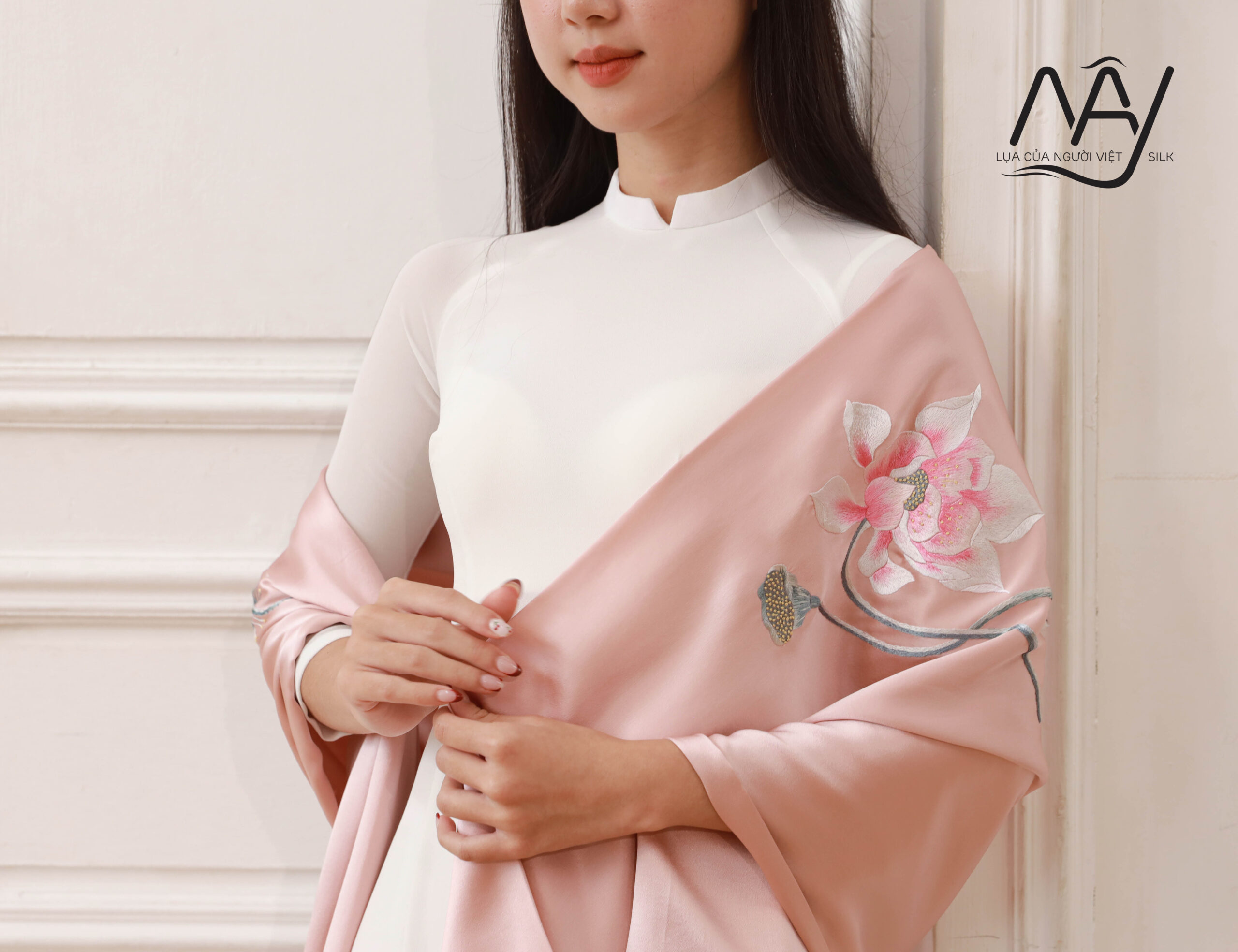 khan-lua-theu-tay-hoa-sen-mau-hong-55.jpg Khăn choàng lụa thêu tay hoa sen màu hồng – Quà tặng đối ngoại cao cấp - Image 1