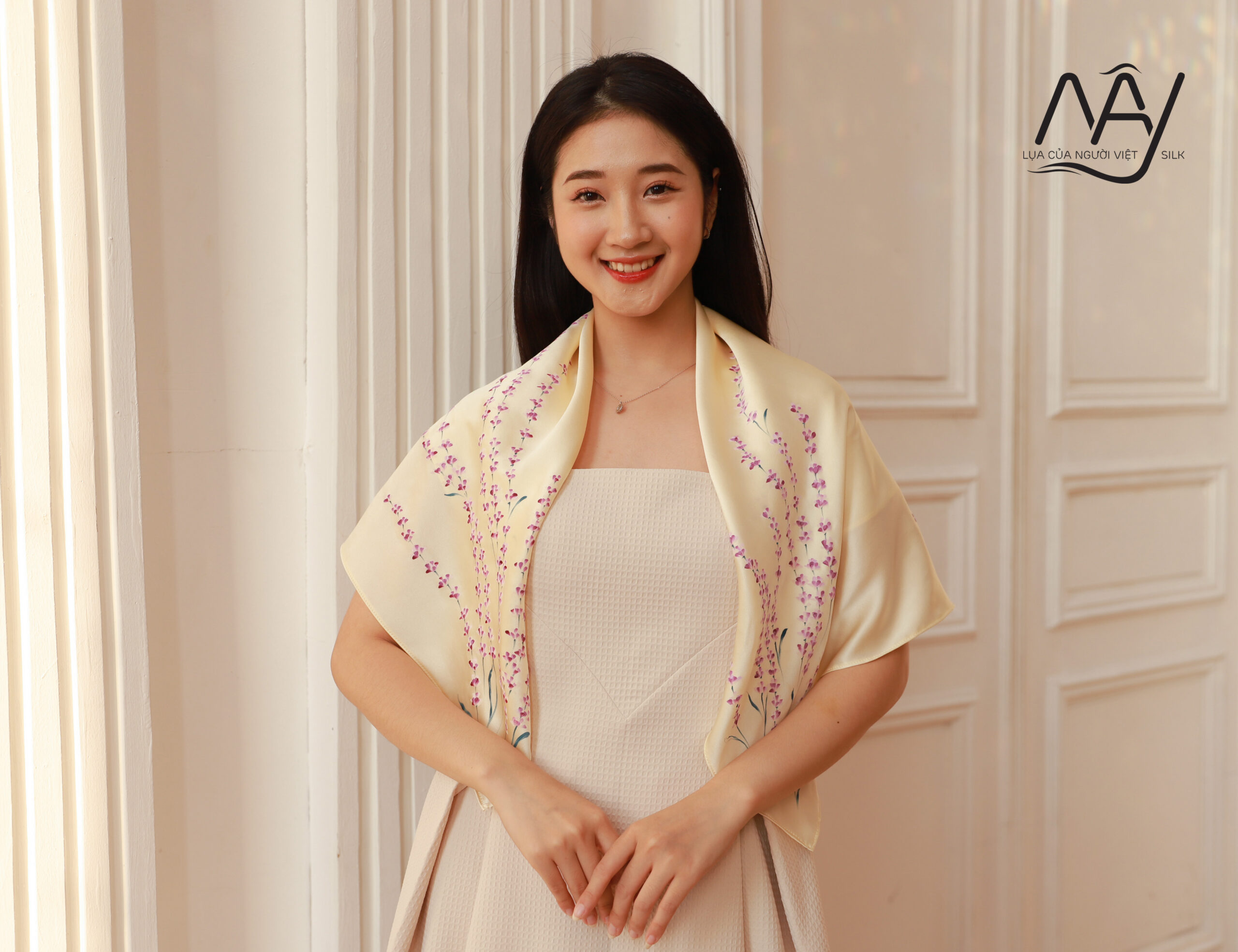 khan-lua-to-tam-ve-tay-hoa-lavender-mau-be-8585.jpg Khăn lụa Việt Nam vẽ tay hoa lavender màu be – Quà Việt Nam cao cấp - Image 1