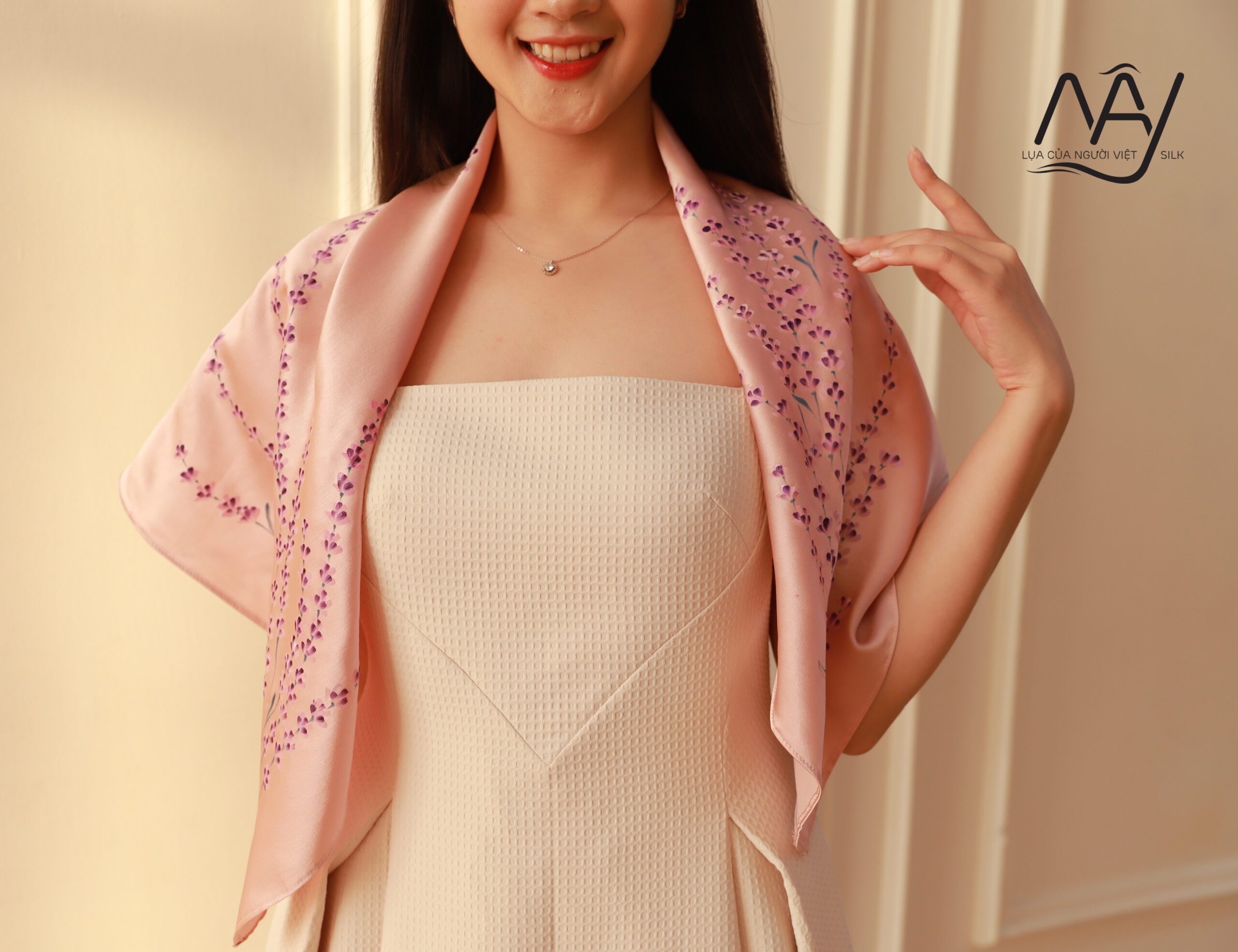 khan-lua-to-tam-ve-tay-hoa-lavender-mau-hong-8585.jpg Khăn lụa Việt Nam vẽ tay hoa lavender màu hồng – Quà Việt Nam cao cấp - Image 1