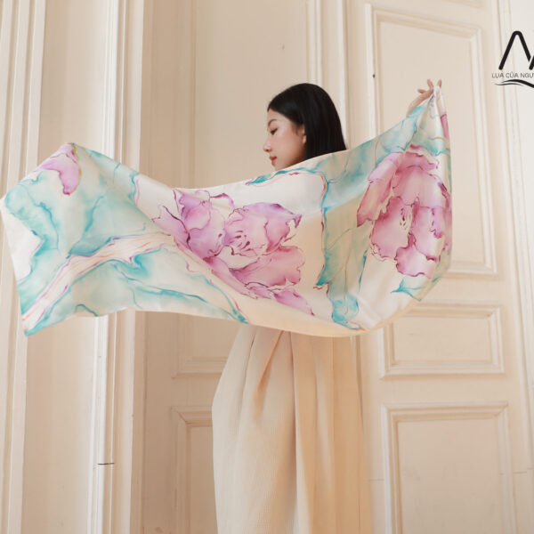 Khăn choàng lụa vẽ tay loang màu độc bản Phương Đông Rực Rỡ – Hoa Mẫu Đơn – MS2