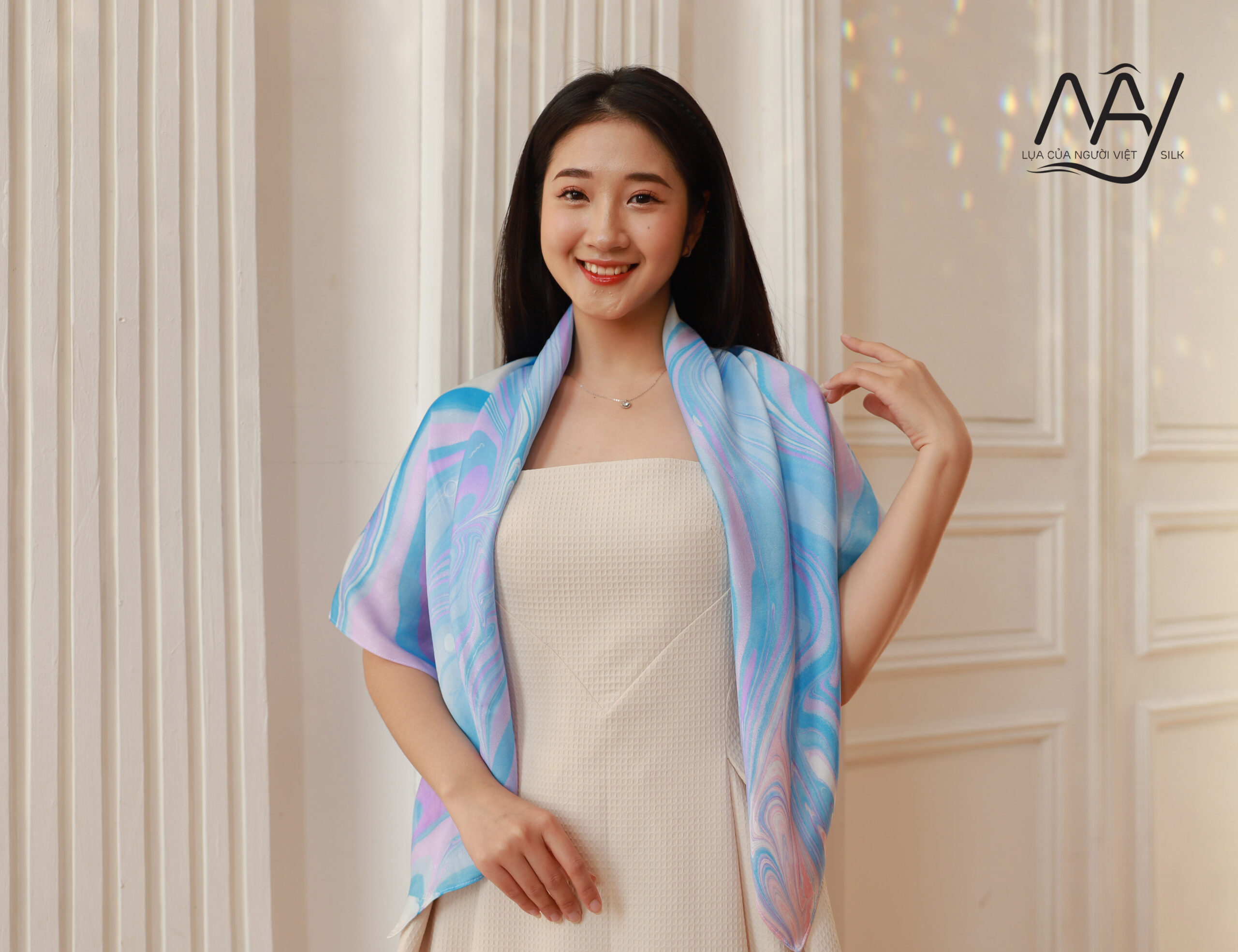 khan-lua-to-tam-ve-tay-thuy-an-mau-hong-xanh-11.jpg Khăn lụa vẽ thủy ấn – Xanh Dịu Ngọt - Image 1