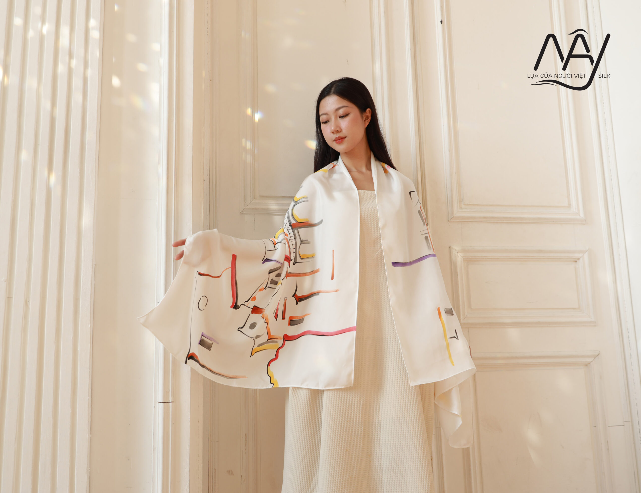 viet-nam-silk-scarf-hoi-an-hand-painting-ms8.jpg Khăn choàng lụa cao cấp vẽ tay độc bản Hội An – Quà tặng đậm dấu ấn Việt - Image 1